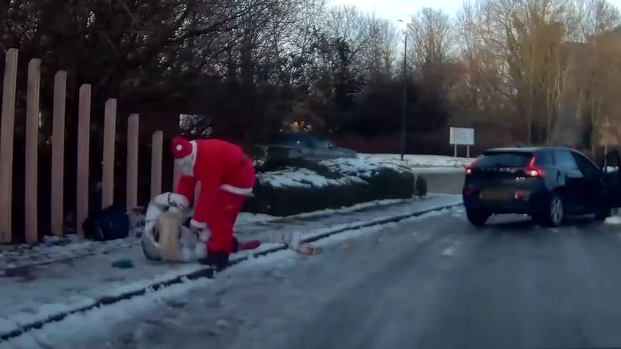 Le père Noël ramasse une blonde qui s'est étalée sur le verglas