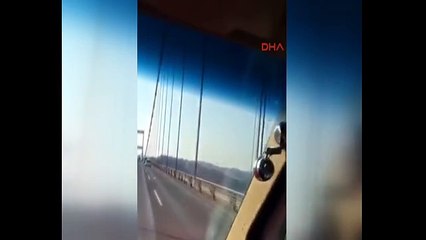 Trafik magandası köprüden böyle geçti