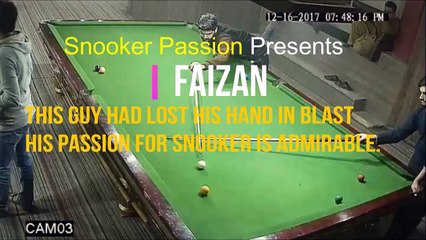 un joueur hyper fort au billard avec un seul bras