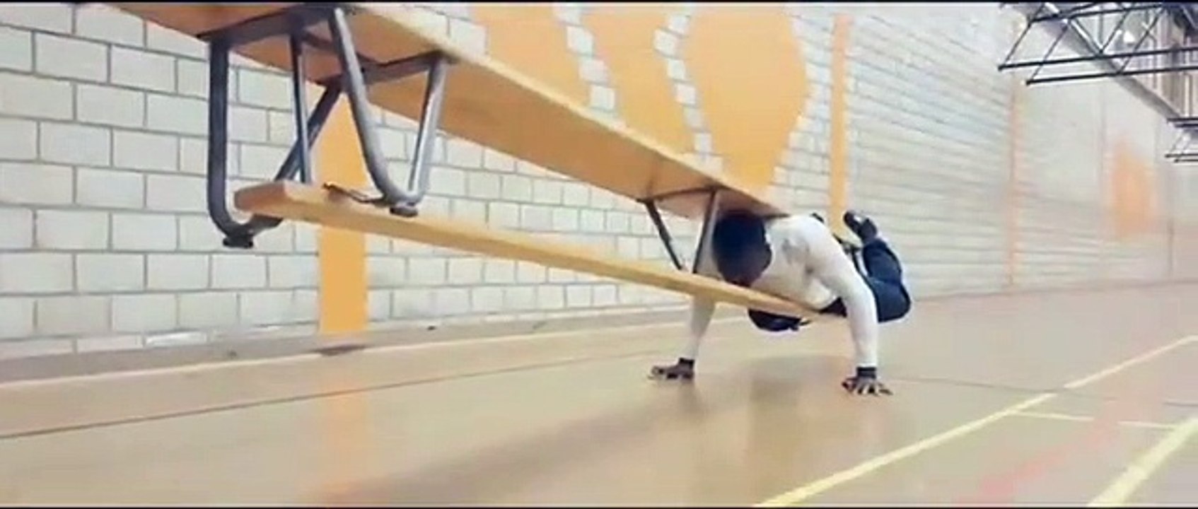 Il fait ses pompes en portant un banc