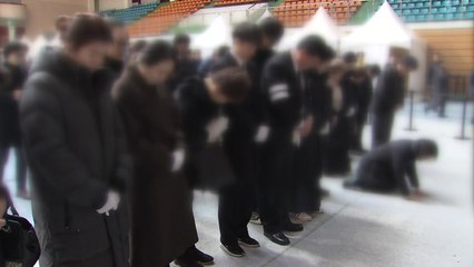 '영원한 이별' ...희생자 가슴에 묻은 유가족 / YTN