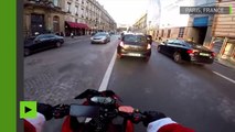 [Insolite] Un Père Noël en moto pourchasse un chauffard en fuite en plein Paris