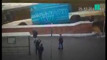 Les images du bus qui a foncé dans un passage souterrain à Moscou
