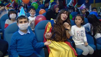 Hayatını hastane odalarında geçiren lösemili çocuklara yılbaşı sürprizi
