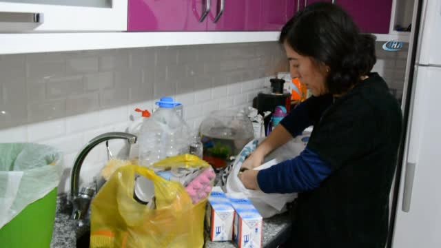 Emine Erdoğan'ın Geri Dönüşüm Çağrısıyla Balkonunda Çöp Biriktiriyor