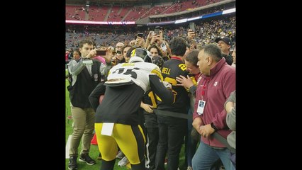 Le'Veon Bell signs autographs for fans before Christmas Day game