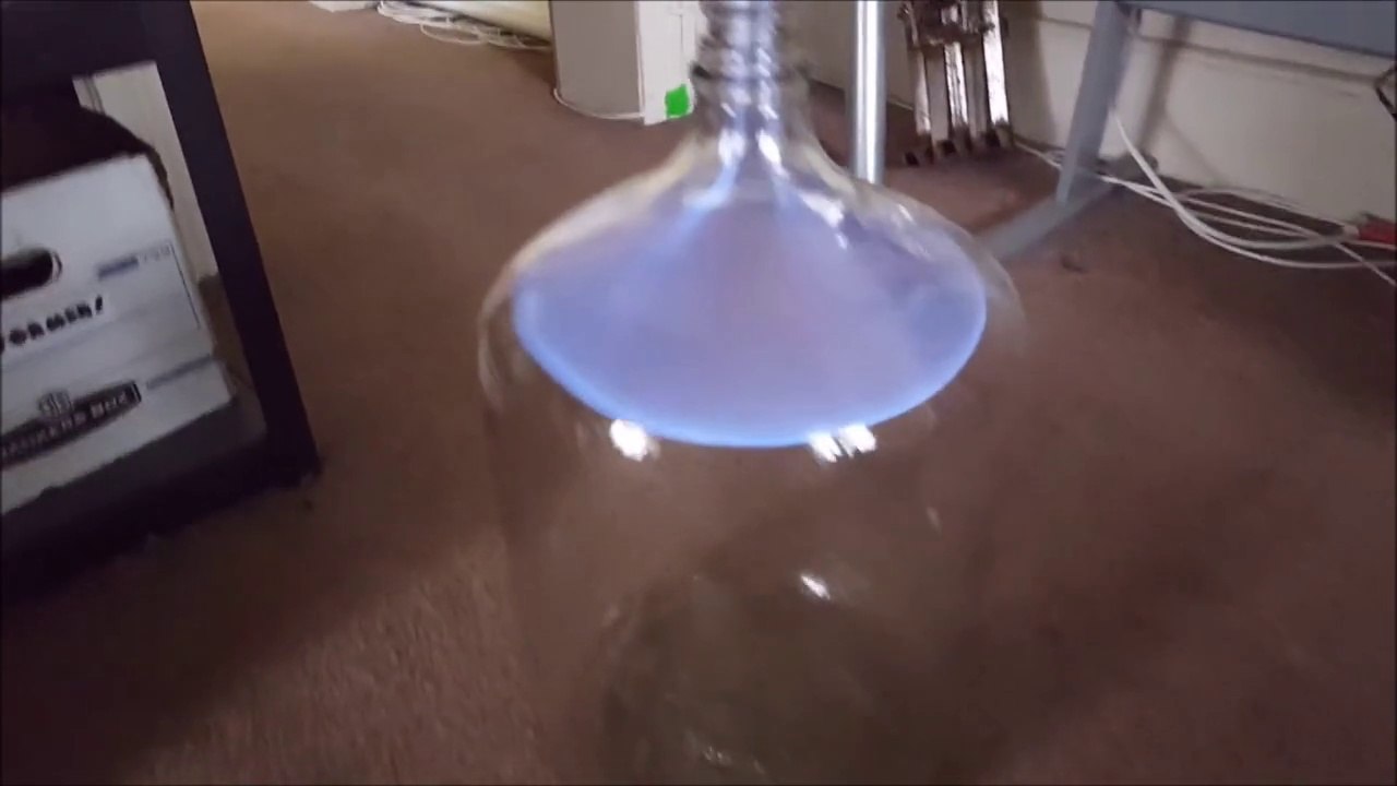 Il enflamme du gaz dans une grosse bouteille et le résultat est incroyable
