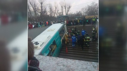 모스크바 지하보도에 버스 난입...5명 사망 8명 부상 / YTN