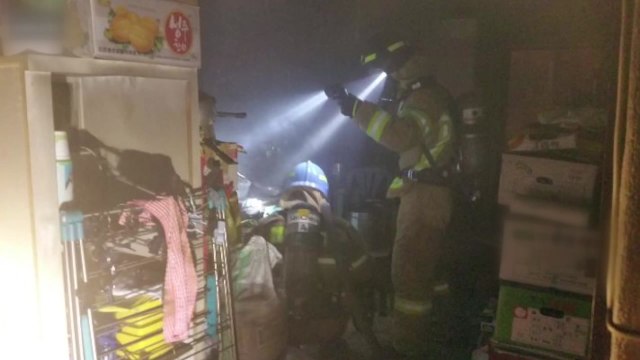 연기 자욱한 집안 80대 할머니 숨진 채 발견 / YTN