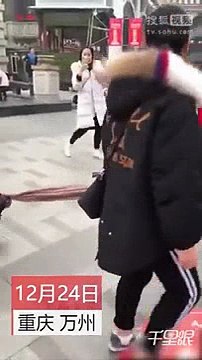 Chàng trai bị người yêu bắt làm chó, phải sủa gâu gâu trên đường phố đúng ngày Giáng sinh