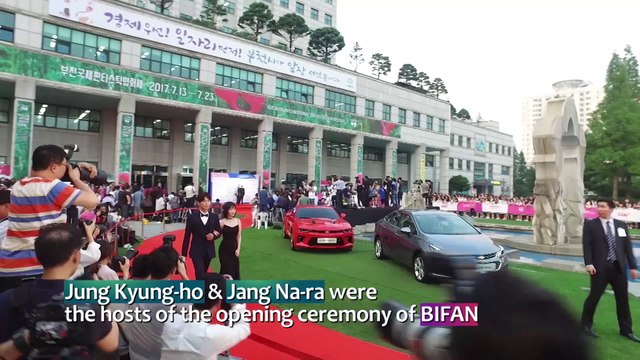 [Showbiz Korea] Actress Kim Hye-soo(김혜수) , EXO Do Kyung-soo(도경수) _ Styles of the Hosts of Various Film Festivals