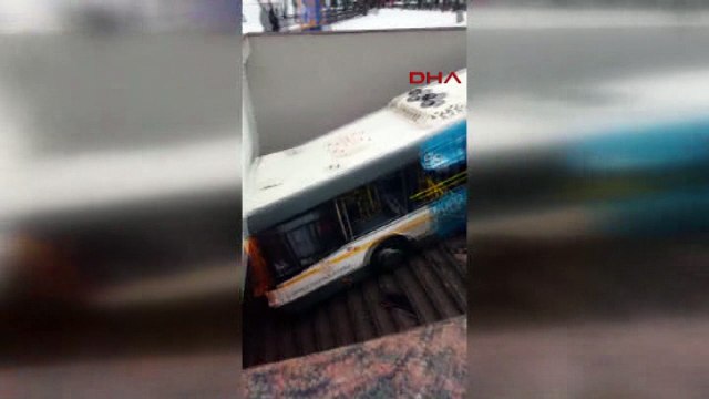 Moskova’da otobüs yaya geçidine girdi