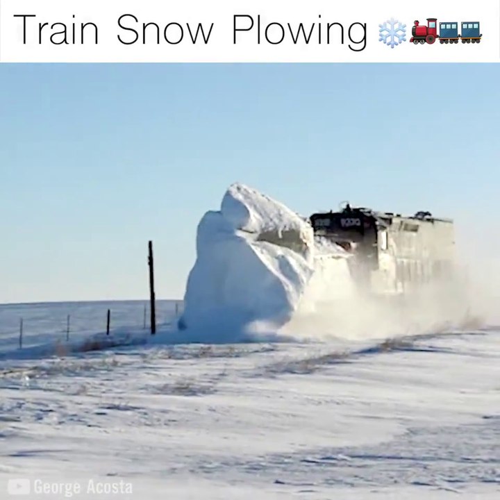 Ce train est utilisé comme chasse-neige sur les voies encombrées en hiver... Quelle puissance
