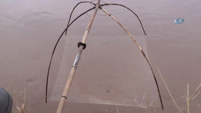 Sivas'ta Soğuk Havada 'Basma Tor' ile Balık Avı