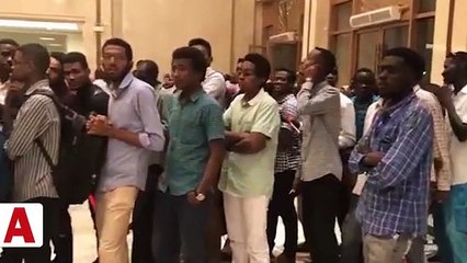 Sudanlı gençler Cumhurbaşkanı Erdoğan'ı dinlemek için metrelerce kuyruk oluşturdu