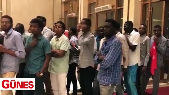 Sudanlı gençler Cumhurbaşkanı Erdoğan'ı dinlemek için metrelerce kuyruk oluşturdu