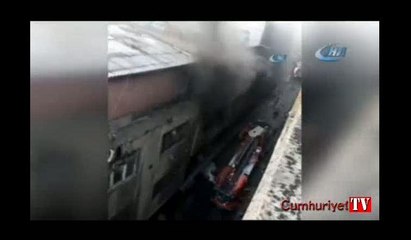 Vatandaşların korkulu bakışları arasında yanan binadan aşağıya atladı