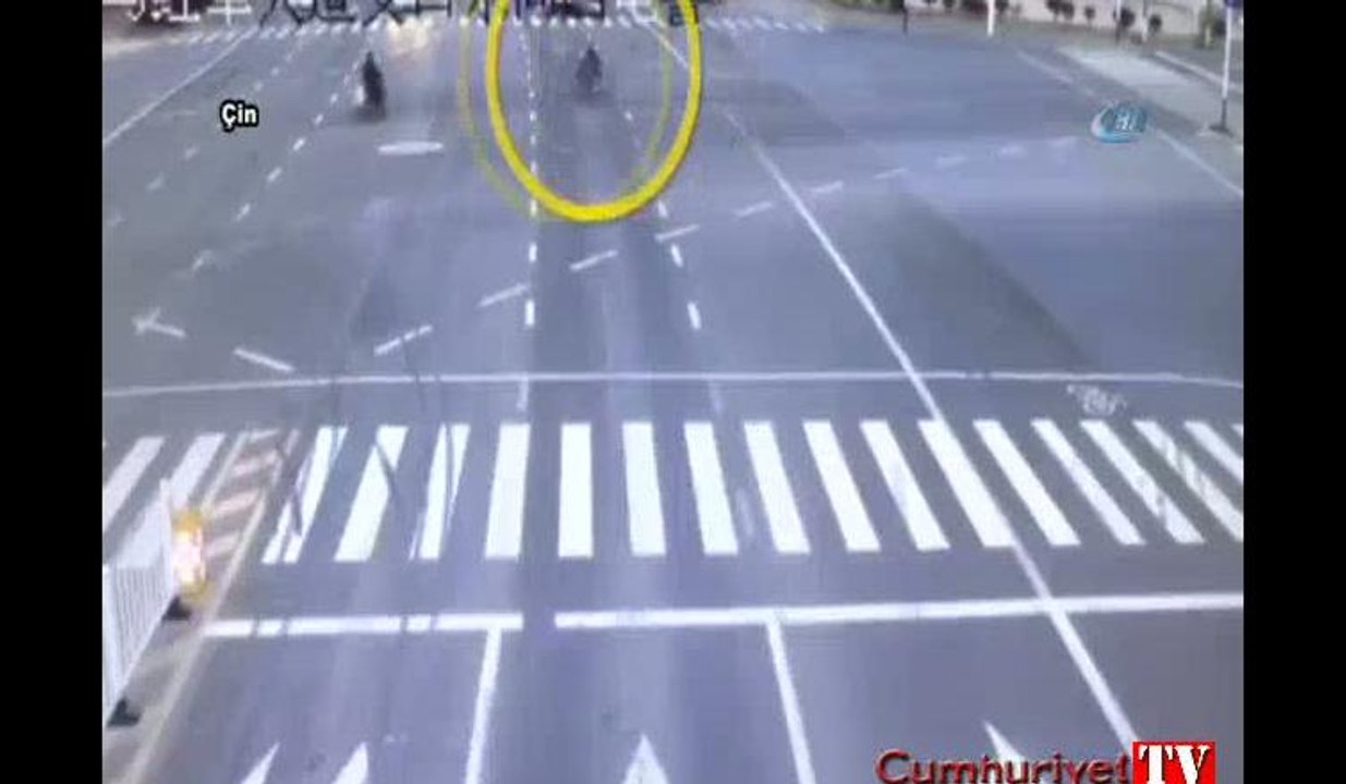 Geniş bulvarda akıl almaz kaza kamerada