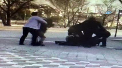 Sokak ortasında kıyasıya kavga ettiler