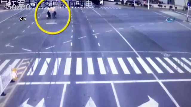 Geniş bulvarda akıl almaz kaza