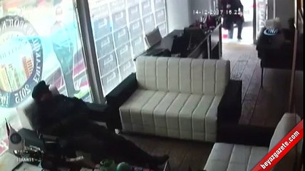 Eşinin eski ortağına falçata ile saldırdı