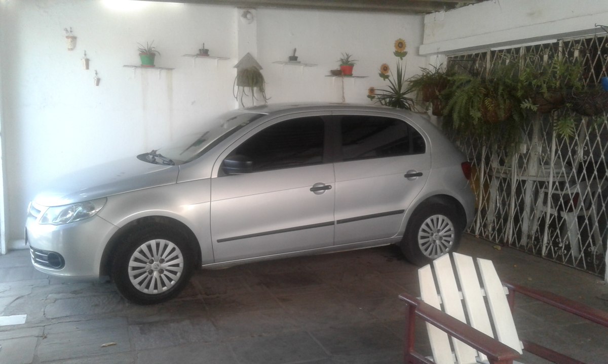 Alessandro saindo  com seu carro.