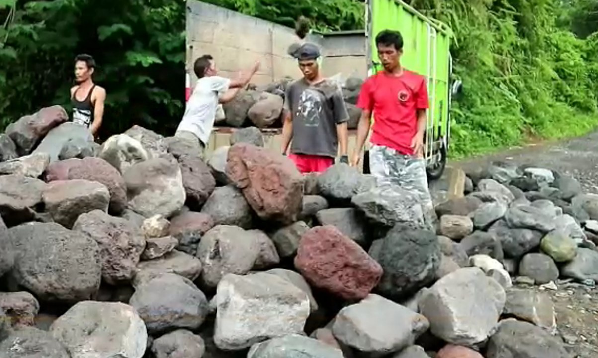 Warga Manfaatkan Material Bekas Banjir Lahar untuk Dijual