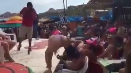 Cette prof a été virée à cause d'une danse un peu trop HOT pendant ses vacances