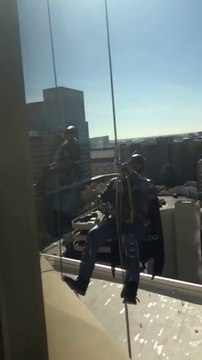 Quand les super héros nettoient les carreaux!