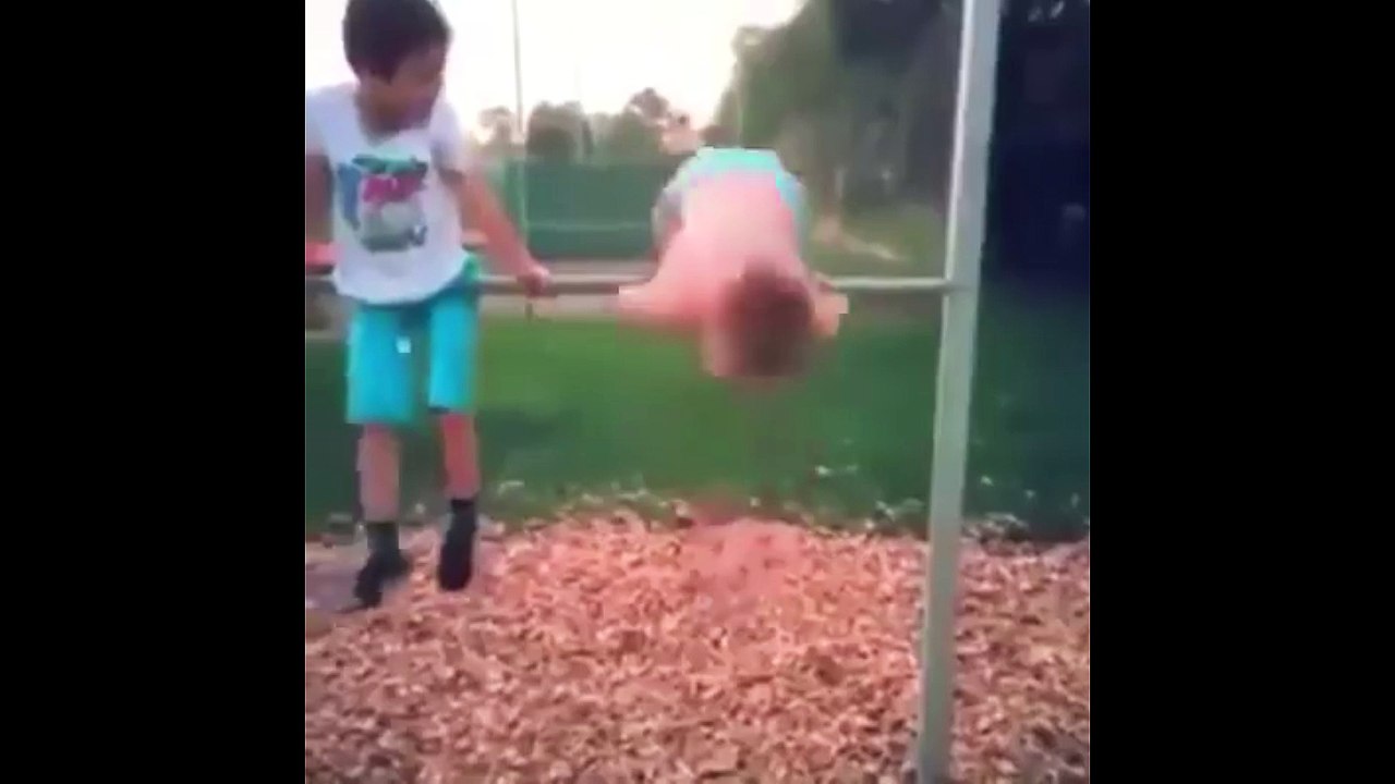 Golpes risas gente caida