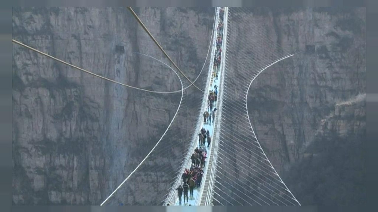 China inaugura el puente de cristal más largo del mundo