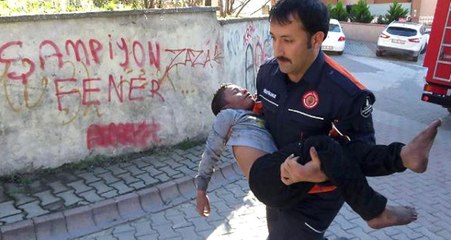 Yangından Kurtarılan Küçük Emir, İtfaiye ve Polisin Çabasıyla Ambulansa Yetiştirildi