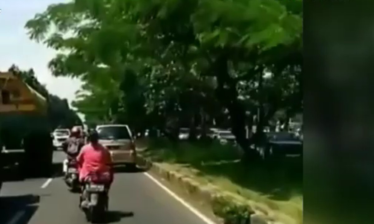 Viral, Perempuan Berkebaya Ngebut Tanpa Helmo