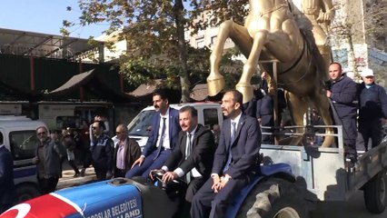 Atatürk heykeli yerleştirileceği alana konvoy ile getirildi - MERSİN