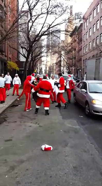 the popular santas got fighting