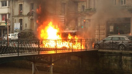 Une camionnette prend feu Boulevard Dupleix