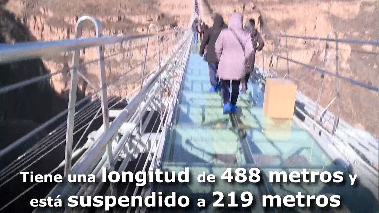 Inauguran en China el puente de cristal más largo del mundo