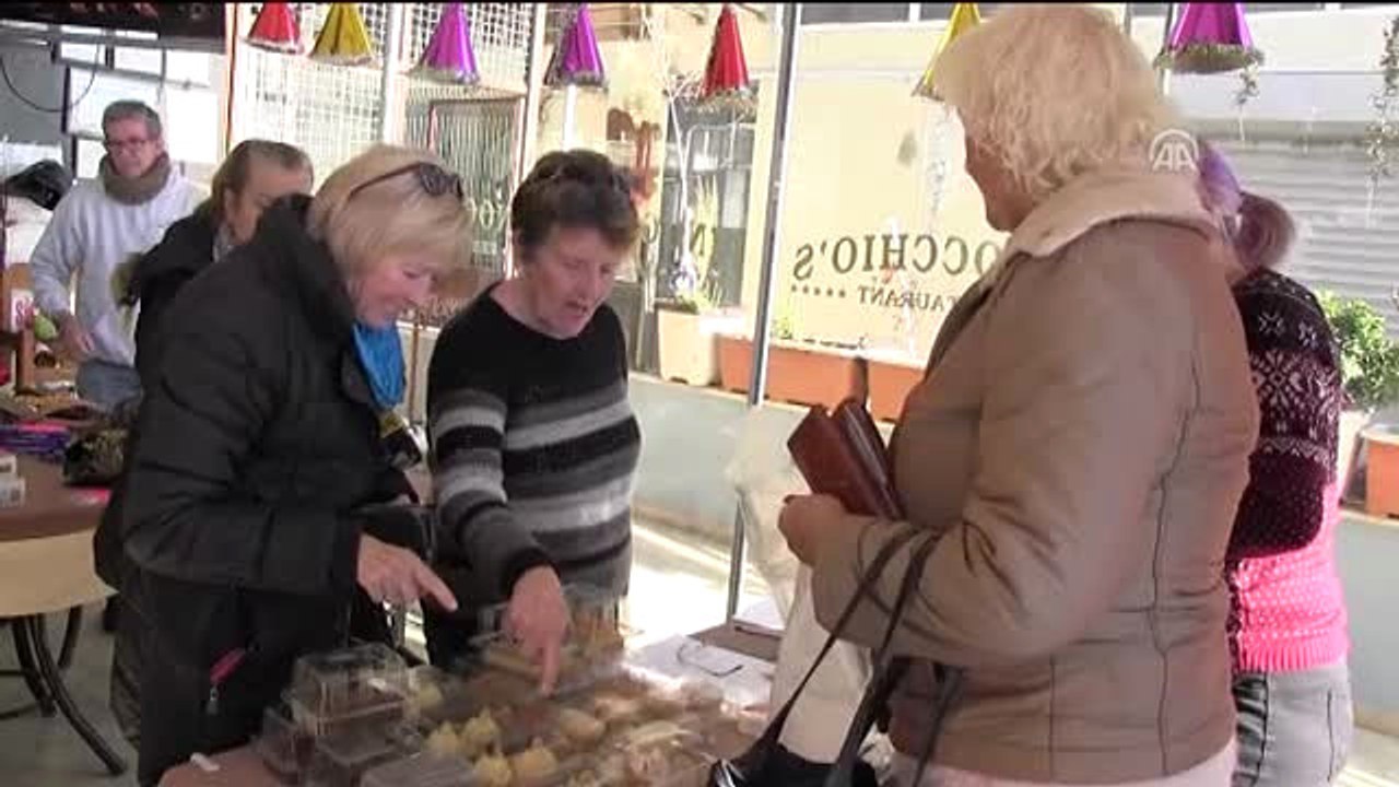 Sokak Hayvanları İçin Hayvan Kıyafetleriyle Denize Girdiler