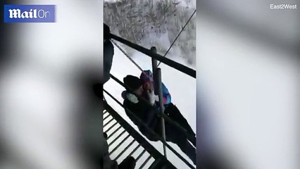 لحظة سقوط زوجين مربوطين بحبل من أعلى جسر