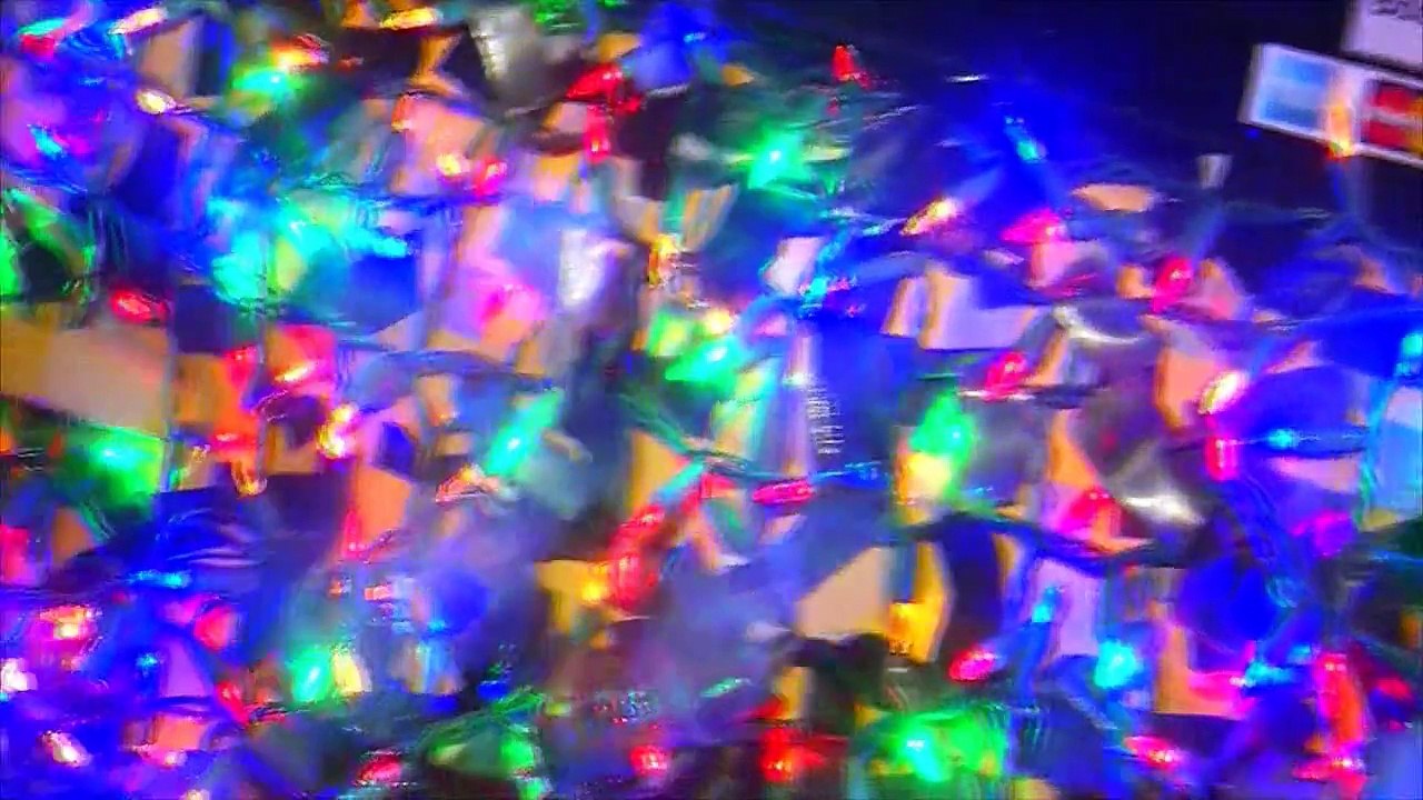 Motorista de táxi decora carro com 11.000 luzes de Natal