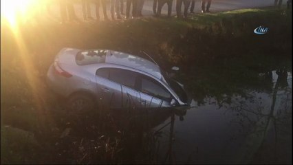 Otomobil su kanalına uçtu, sürücüyü vatandaşlar kurtardı