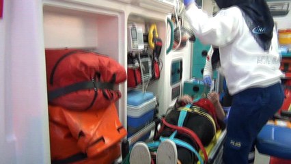 Hareket halindeki servisten yola düşen liseli kız yaralandı