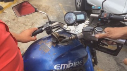 Gobierno venezolano raciona venta de gasolina en cinco estados del país