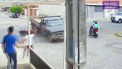 سائق دراجة نارية ينجو بأعجوبة من الموت بعدما انزلق تحت عجلات شاحنة