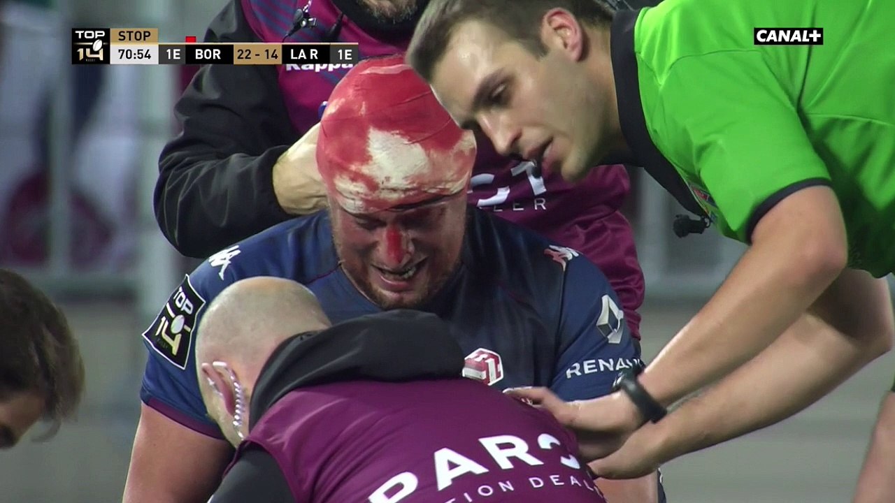 L'arbitre sort un joueur de l'UBB car il saigne sur les autres joueurs