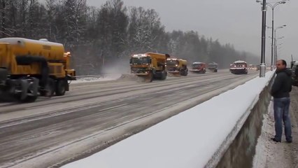 Les russes ne rigolent pas quand il s'agit de déneiger les routes... Ouahhhh