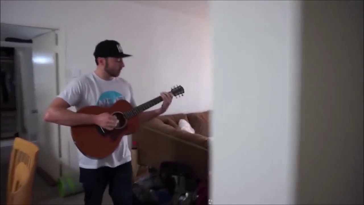 Il a décidé de pourrir la vie de ton coloc guitariste... regardez comment il s'y prend! Mythique