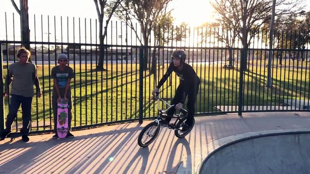 Front flip à BMX par-dessus une clôture (Fail Win)