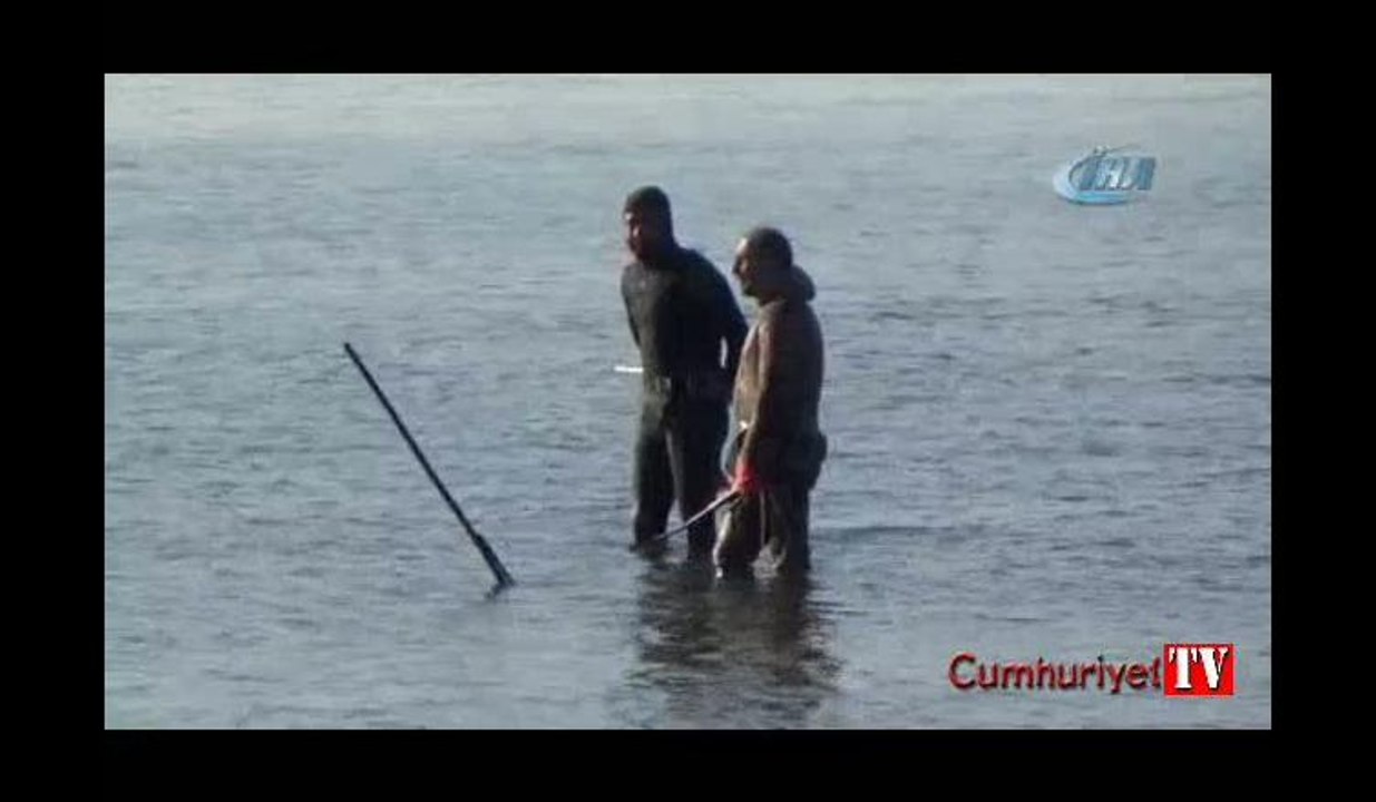 Polis ve zabıta ekiplerini görünce denize kaçtılar