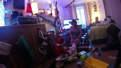 Ne jamais offrir le meilleur cadeau en premier à un enfant à Noël